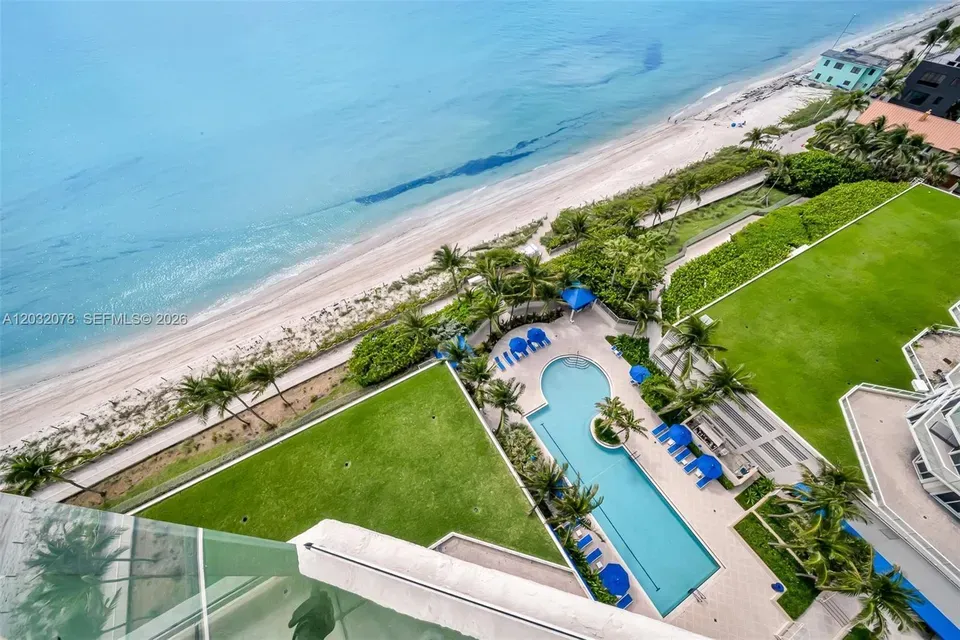 3 Bed 3 Bath Urban Residential Condo in Hollywood, FL - 5