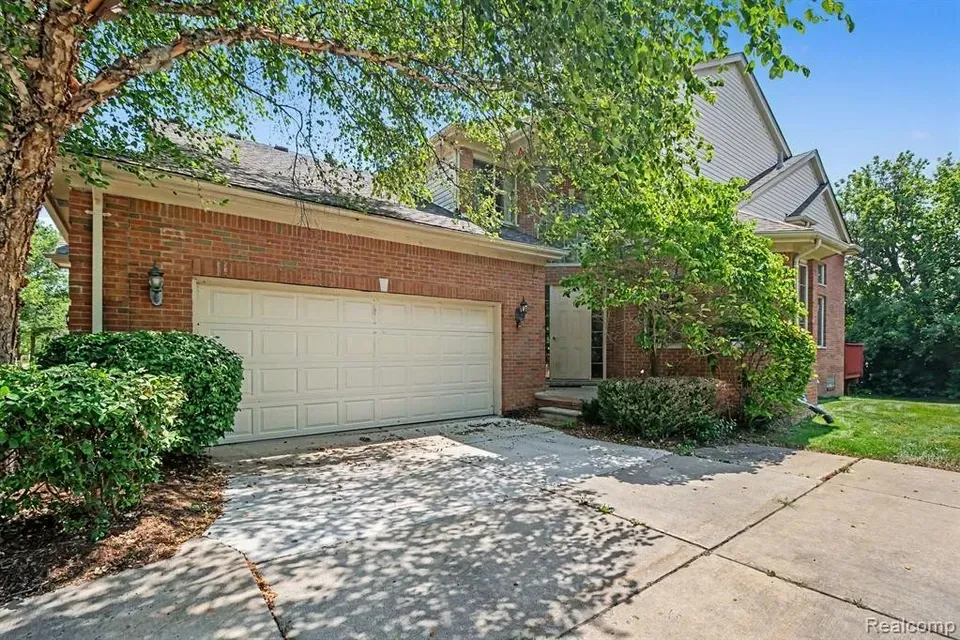 3 Bed 3 Bath Urban Residential Condo in Troy, MI