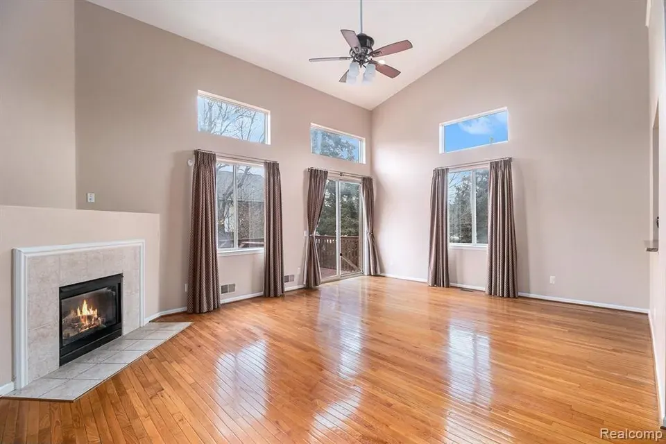 3 Bed 3 Bath Urban Residential Condo in Troy, MI - 2