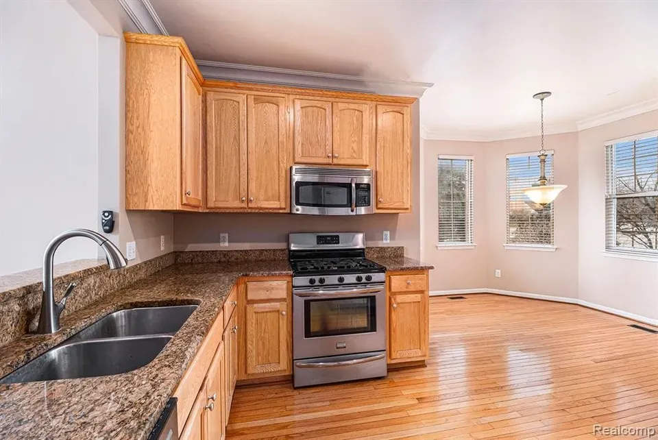 3 Bed 3 Bath Urban Residential Condo in Troy, MI - 5