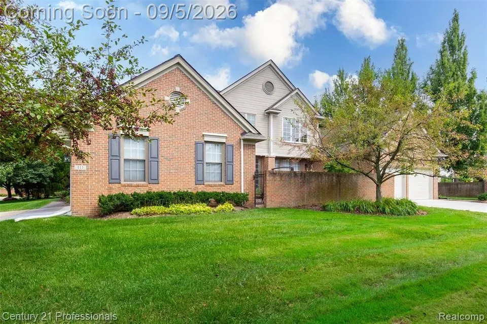 3 Bed 3 Bath Urban Residential Condo in Troy, MI - 1