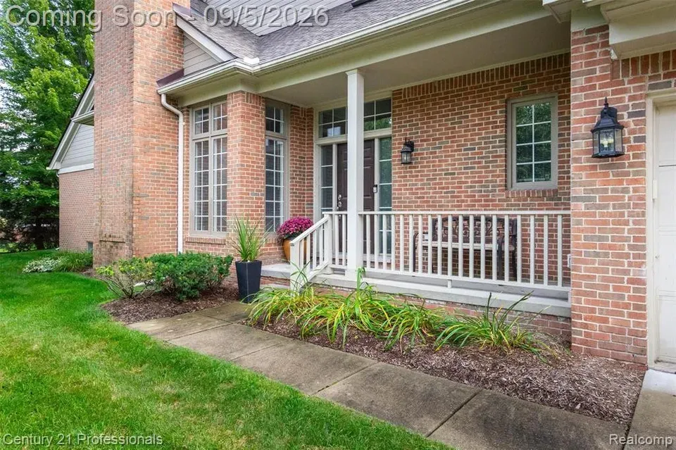 3 Bed 3 Bath Urban Residential Condo in Troy, MI - 5