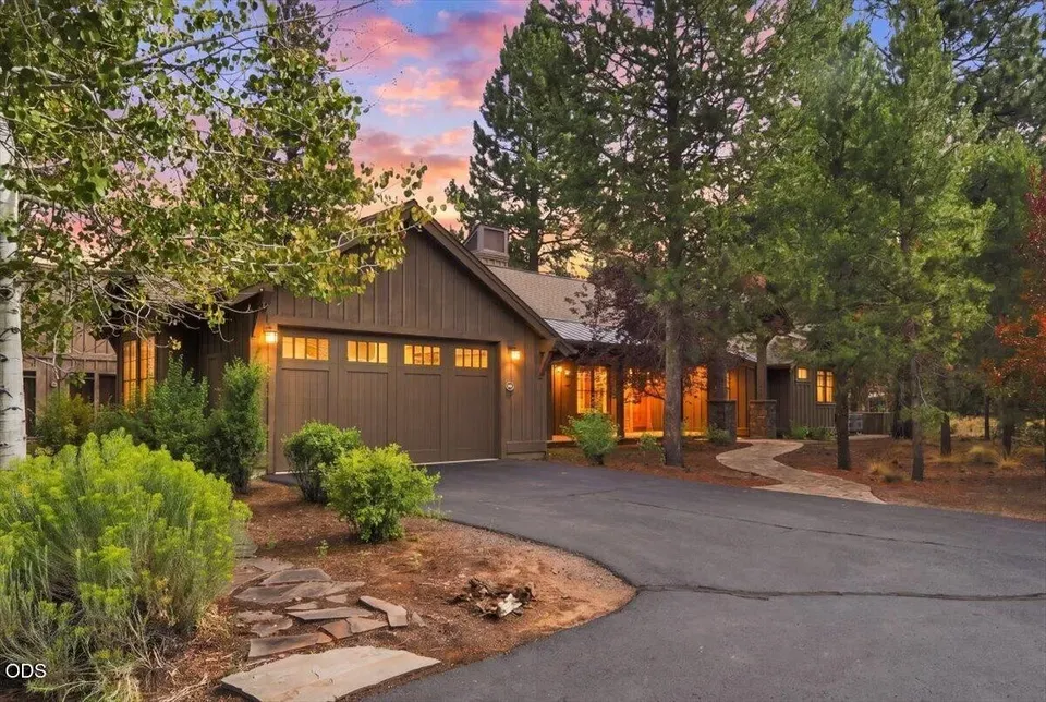 3 Bed 4 Bath Established Contemporary Home in Bend, OR