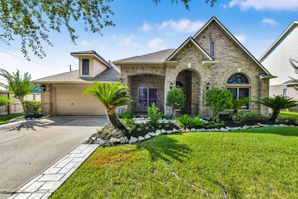 3 Bed 4 Bath Established Contemporary Home in Pearland, TX - 2
