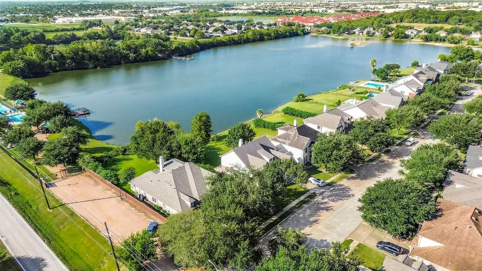 3 Bed 4 Bath Established Contemporary Home in Pearland, TX - 3