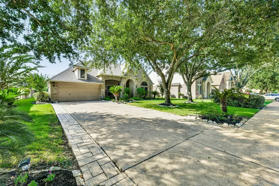 3 Bed 4 Bath Established Contemporary Home in Pearland, TX - 4