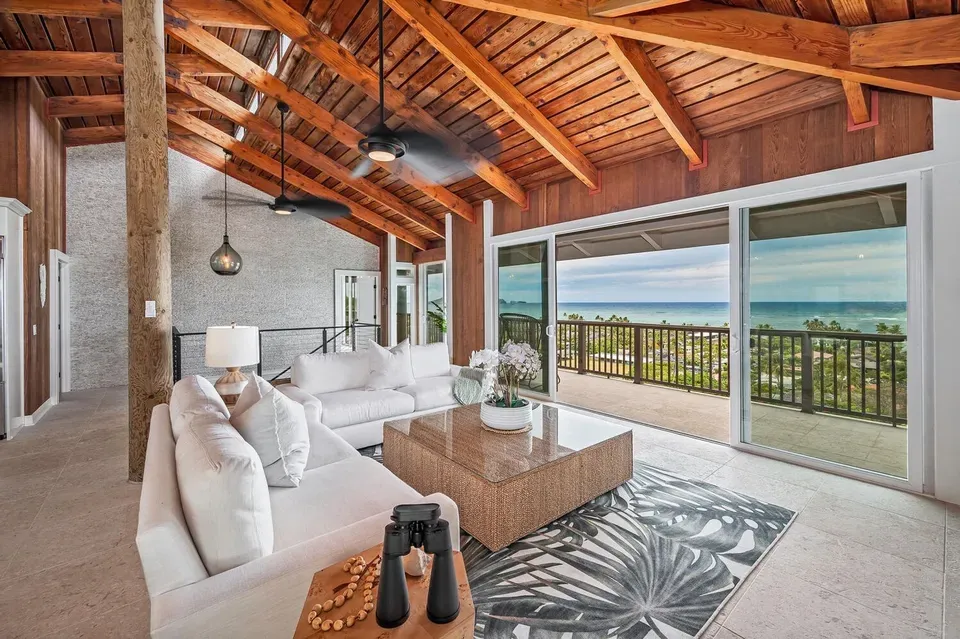3 Bed 4 Bath Modern Contemporary Residence in Kailua, HI
