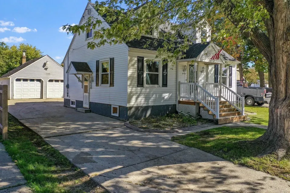 4 Bed 1 Bath Classic Historic Era Home in Green Bay, WI - 2