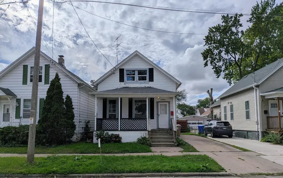 4 Bed 1 Bath Classic Historic Era Home in Kenosha, WI - 1