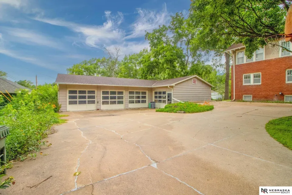 4 Bed 1 Bath Classic Historic Era Home in Lincoln, NE - 2