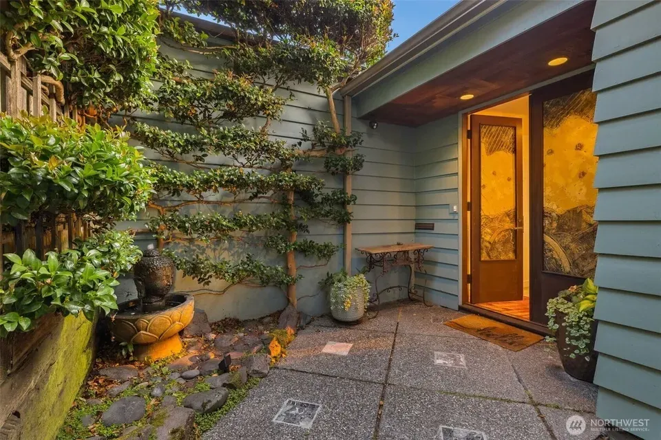 4 Bed 1 Bath Classic Historic Era Home in Seattle, WA - 2