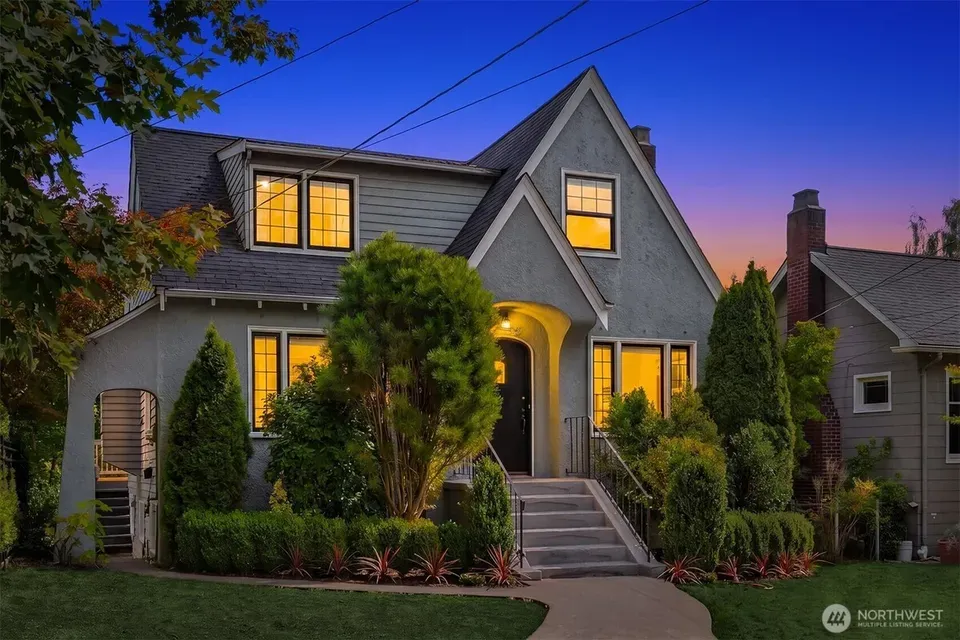 4 Bed 1 Bath Classic Historic Era Home in Seattle, WA - 1
