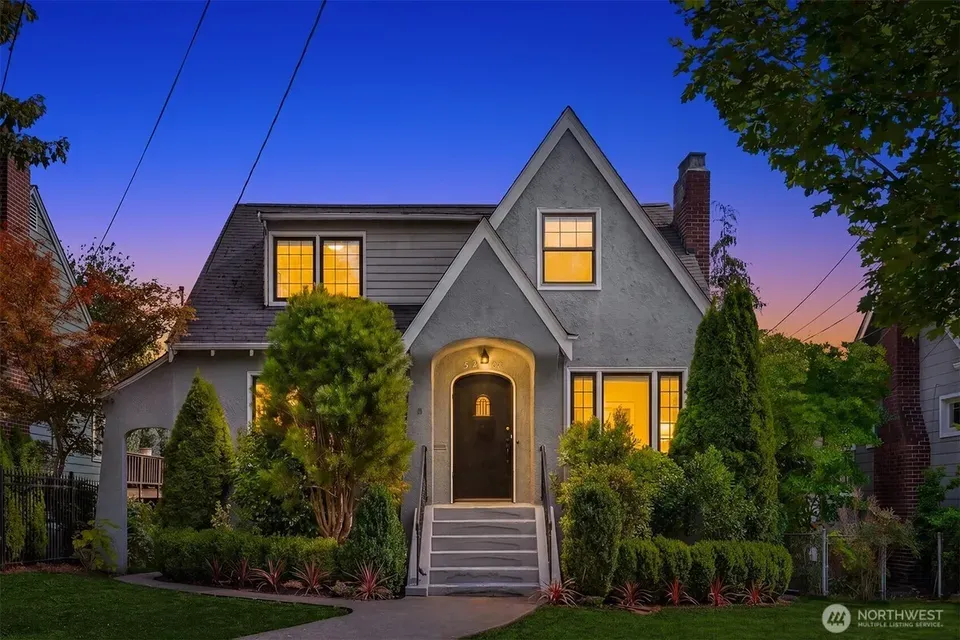 4 Bed 1 Bath Classic Historic Era Home in Seattle, WA - 2