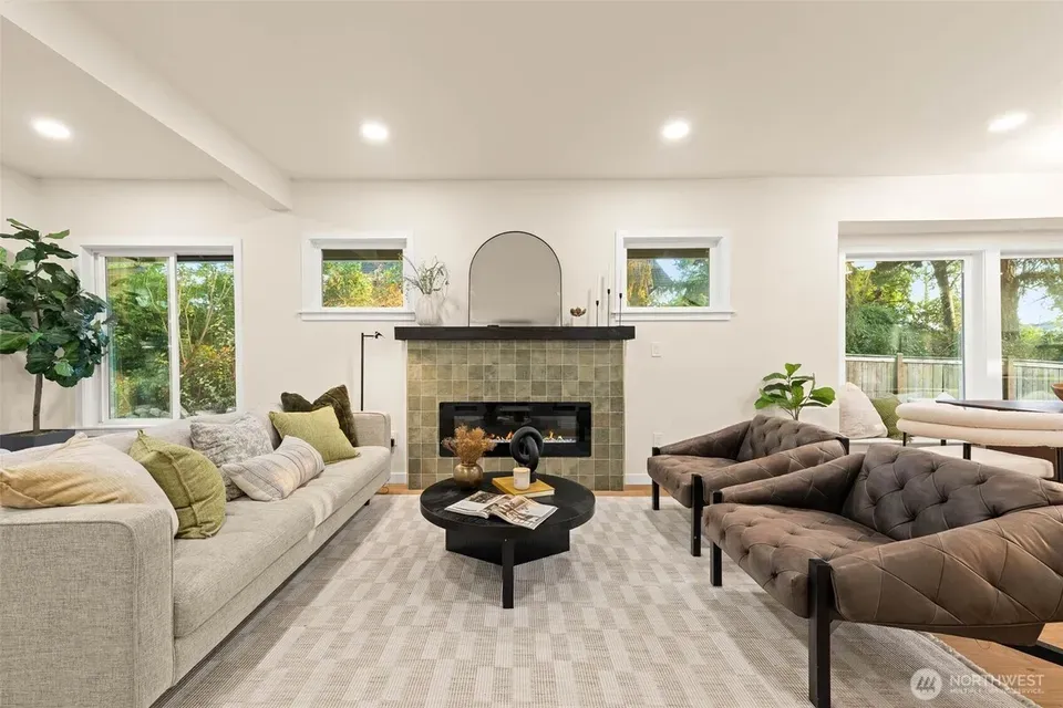 4 Bed 1 Bath Classic Historic Era Home in Seattle, WA - 2