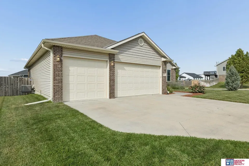 4 Bed 1 Bath Established Contemporary Home in Lincoln, NE - 2
