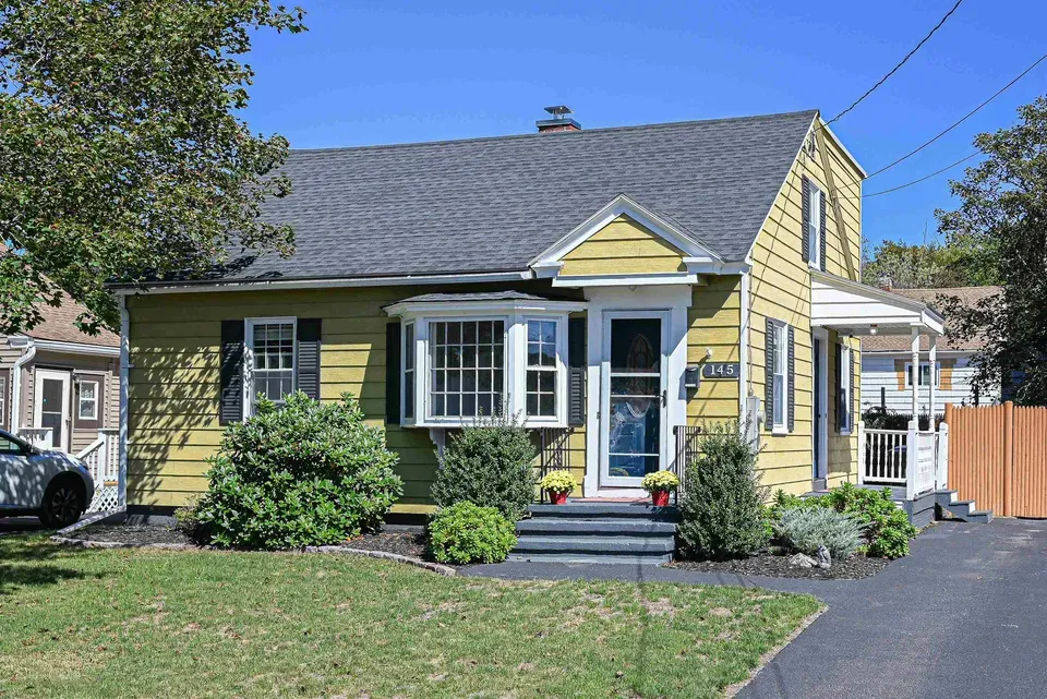 4 Bed 1 Bath Established Mid-Century Residence in Manchester, NH