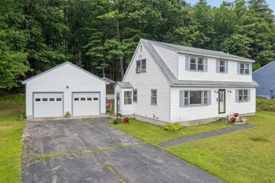 4 Bed 1 Bath Established Mid-Century Residence in Nashua, NH