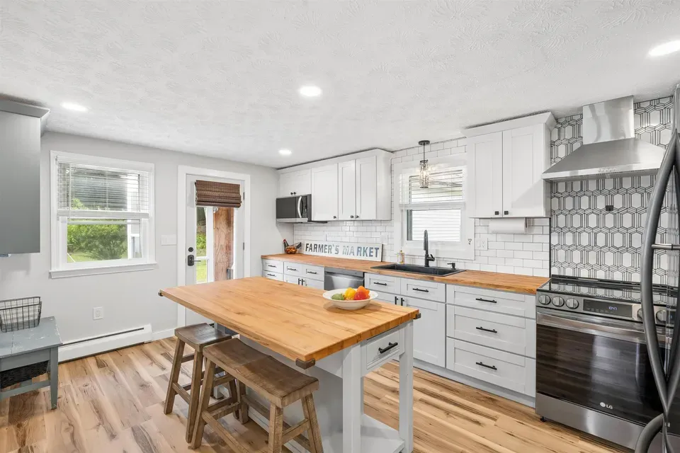 4 Bed 1 Bath Established Mid-Century Residence in Nashua, NH - 2