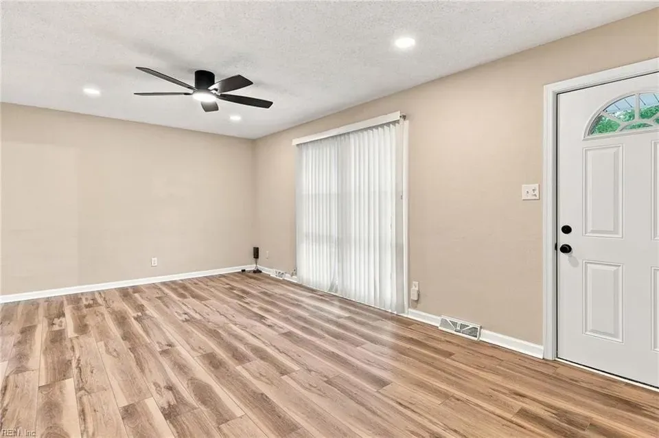 4 Bed 1 Bath Established Mid-Century Residence in Norfolk, VA - 3
