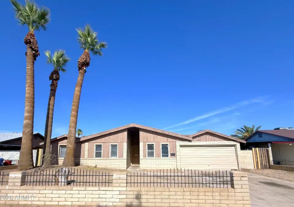 4 Bed 1 Bath Established Mid-Century Residence in Phoenix, AZ - 1