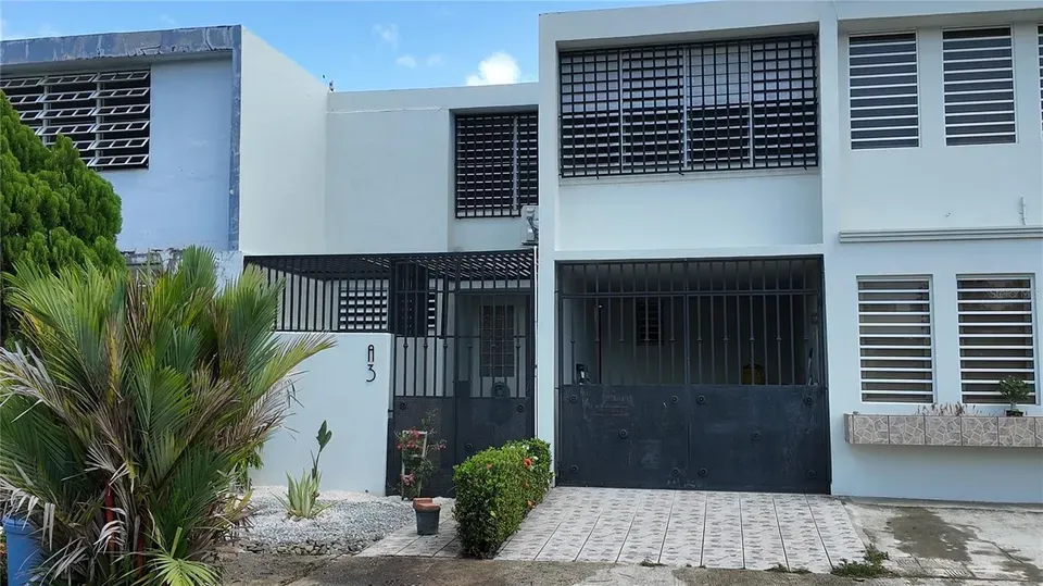 4 Bed 1 Bath Established Multi-Level Townhouse in San Juan, PR - 1
