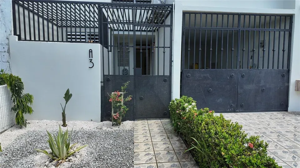 4 Bed 1 Bath Established Multi-Level Townhouse in San Juan, PR - 2