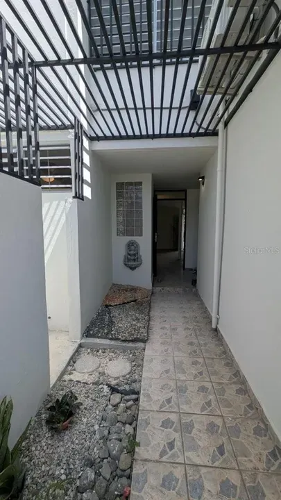 4 Bed 1 Bath Established Multi-Level Townhouse in San Juan, PR - 3