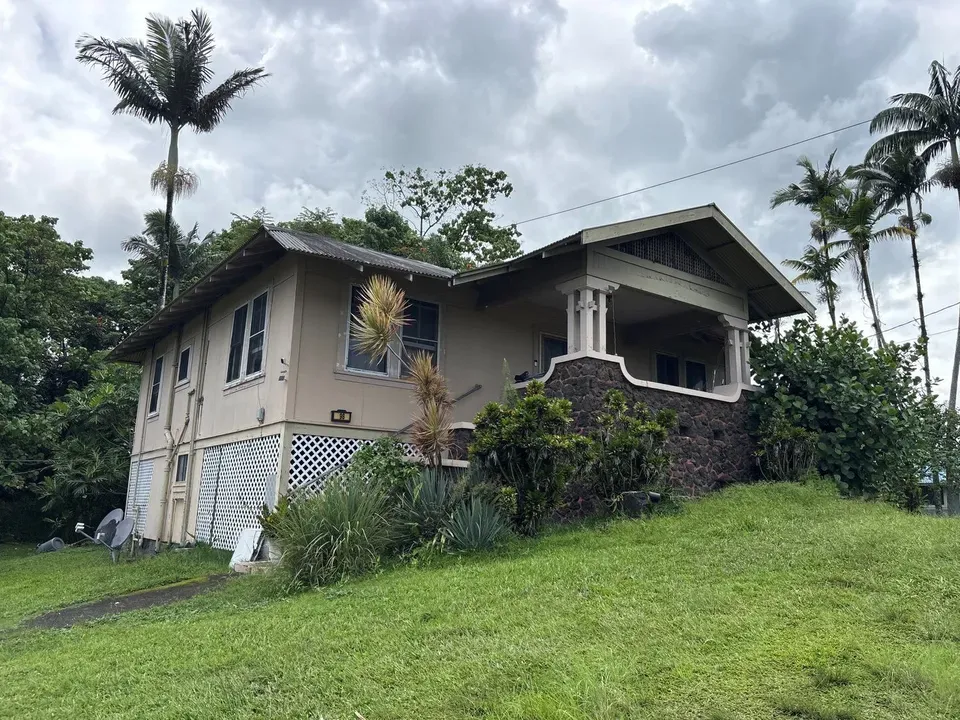 4 Bed 1 Bath Modern Contemporary Residence in Hilo, HI
