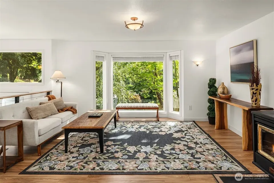4 Bed 1 Bath Traditional Suburban Family Home in Bellevue, WA - 2