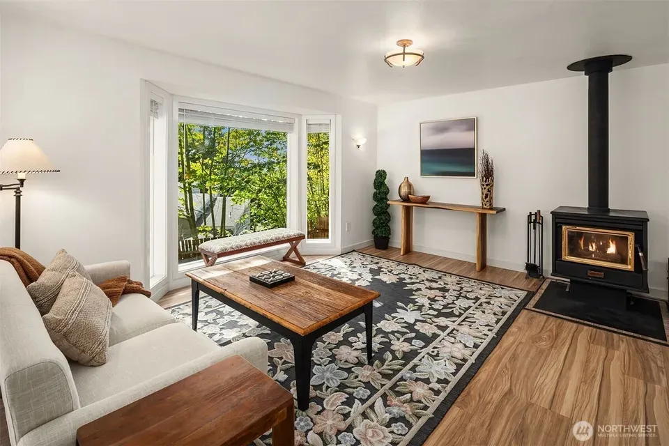 4 Bed 1 Bath Traditional Suburban Family Home in Bellevue, WA - 3