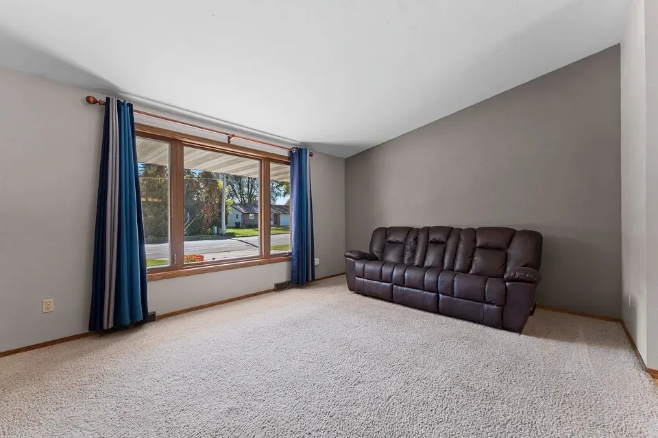 4 Bed 1 Bath Traditional Suburban Family Home in Green Bay, WI - 3