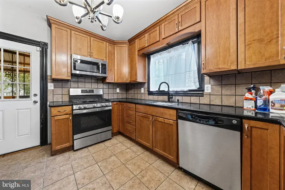 4 Bed 2 Bath Classic Historic Era Home in Baltimore, MD - 3