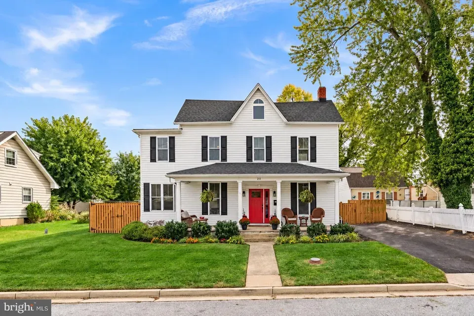 4 Bed 2 Bath Classic Historic Era Home in Baltimore, MD - 2