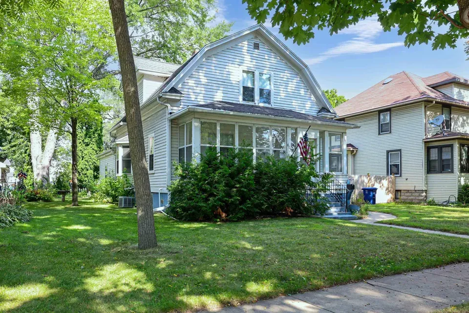 4 Bed 2 Bath Classic Historic Era Home in Green Bay, WI - 3