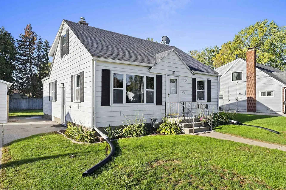4 Bed 2 Bath Classic Historic Era Home in Green Bay, WI - 2