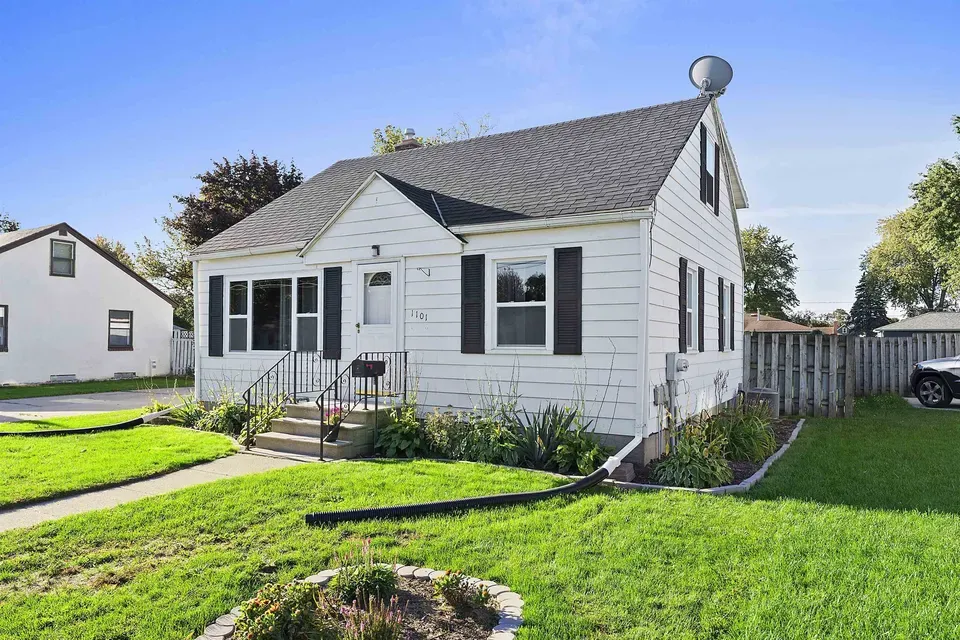 4 Bed 2 Bath Classic Historic Era Home in Green Bay, WI - 3