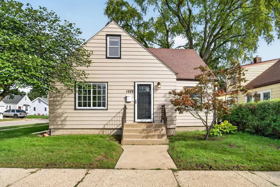 4 Bed 2 Bath Classic Historic Era Home in Kenosha, WI