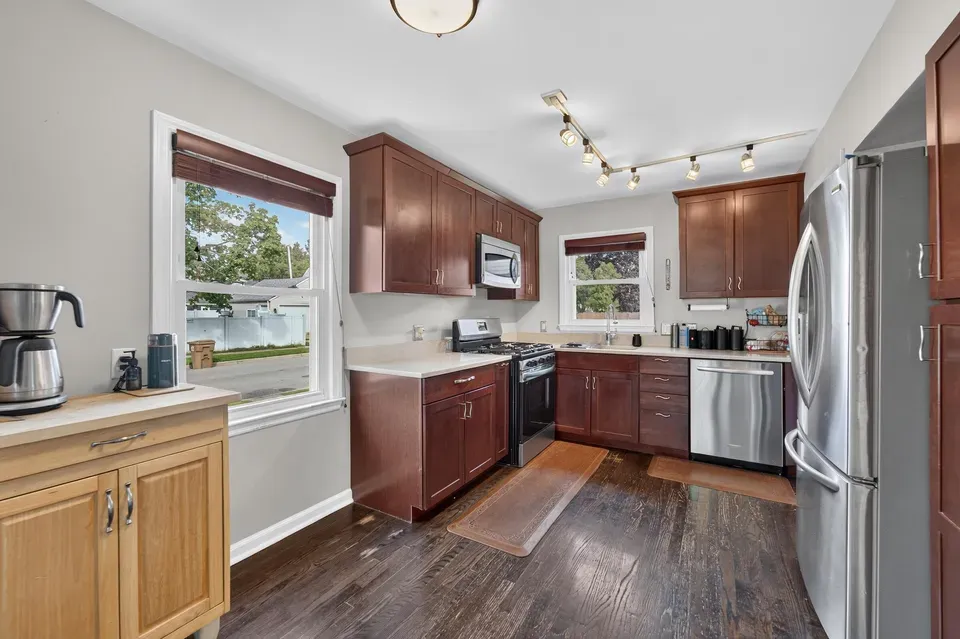 4 Bed 2 Bath Classic Historic Era Home in Kenosha, WI - 4