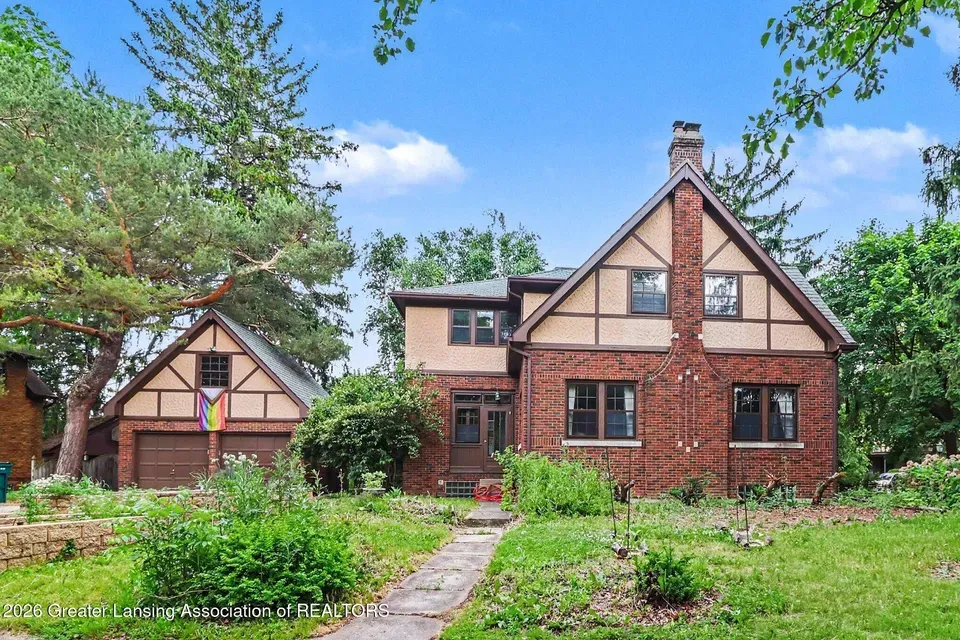 4 Bed 2 Bath Classic Historic Era Home in Lansing, MI - 2