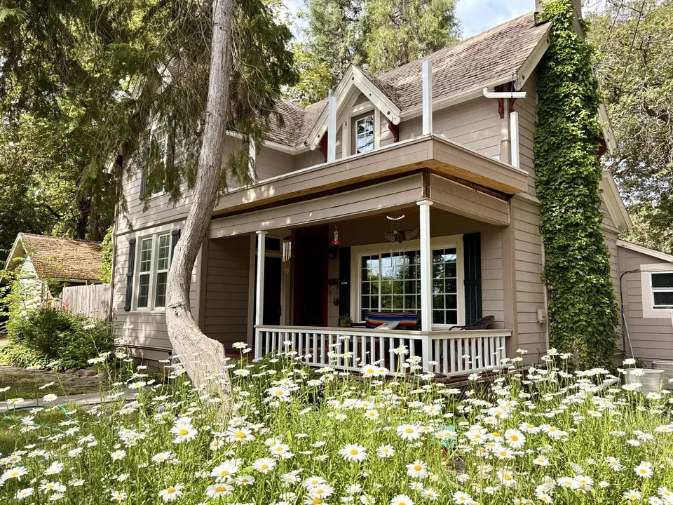 4 Bed 2 Bath Classic Historic Era Home in Medford, OR