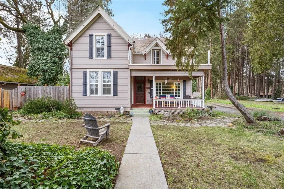 4 Bed 2 Bath Classic Historic Era Home in Medford, OR - 2