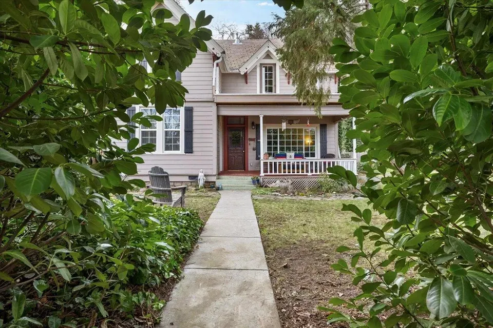 4 Bed 2 Bath Classic Historic Era Home in Medford, OR - 3