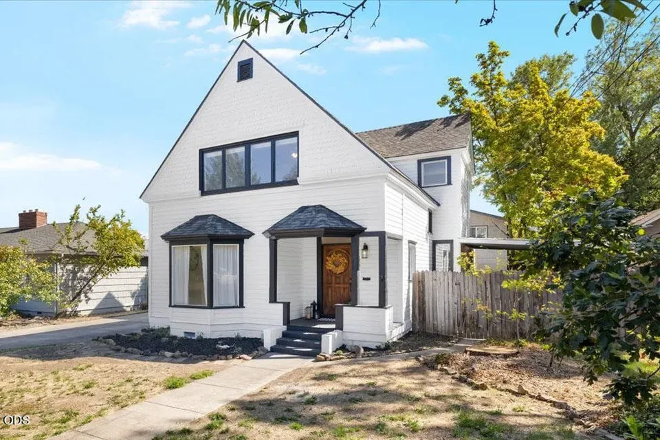 4 Bed 2 Bath Classic Historic Era Home in Medford, OR - 1