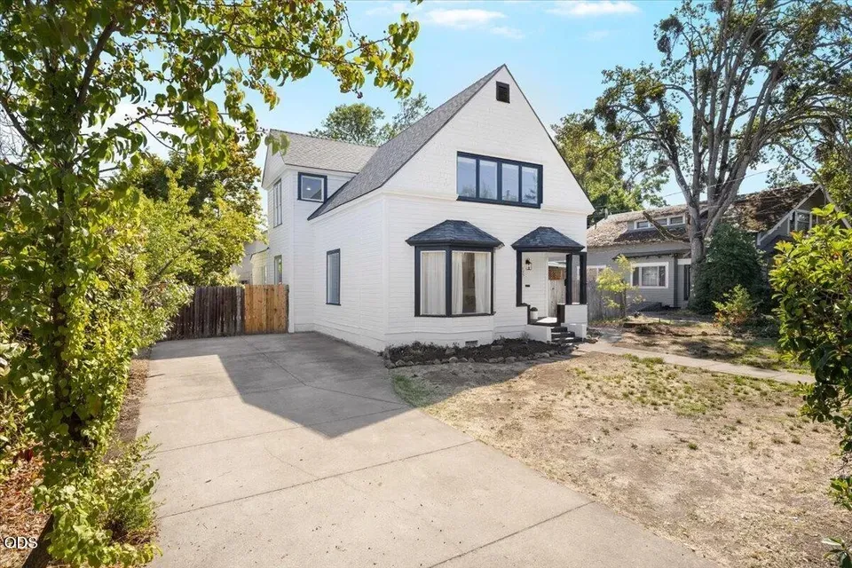 4 Bed 2 Bath Classic Historic Era Home in Medford, OR - 2