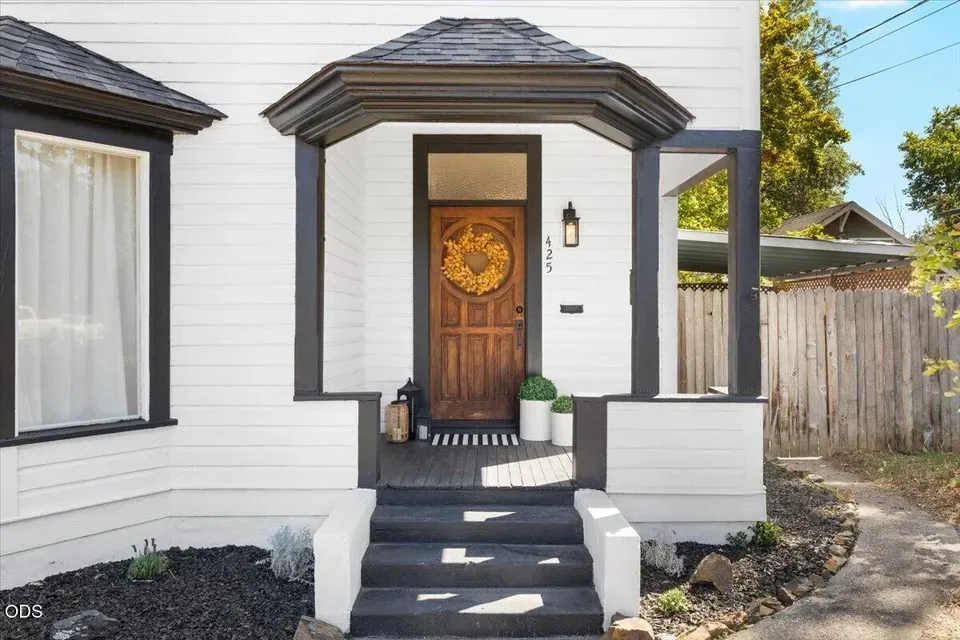 4 Bed 2 Bath Classic Historic Era Home in Medford, OR - 3