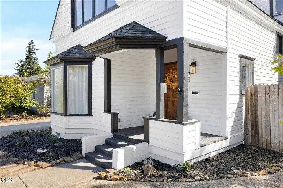 4 Bed 2 Bath Classic Historic Era Home in Medford, OR - 4
