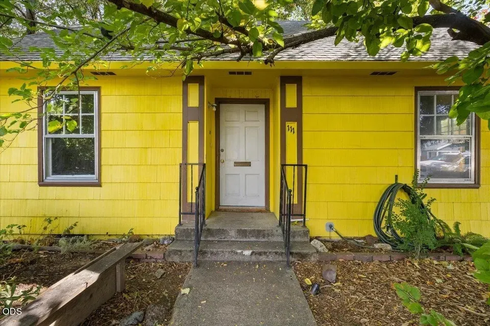 4 Bed 2 Bath Classic Historic Era Home in Medford, OR - 2