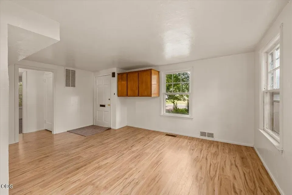 4 Bed 2 Bath Classic Historic Era Home in Medford, OR - 3