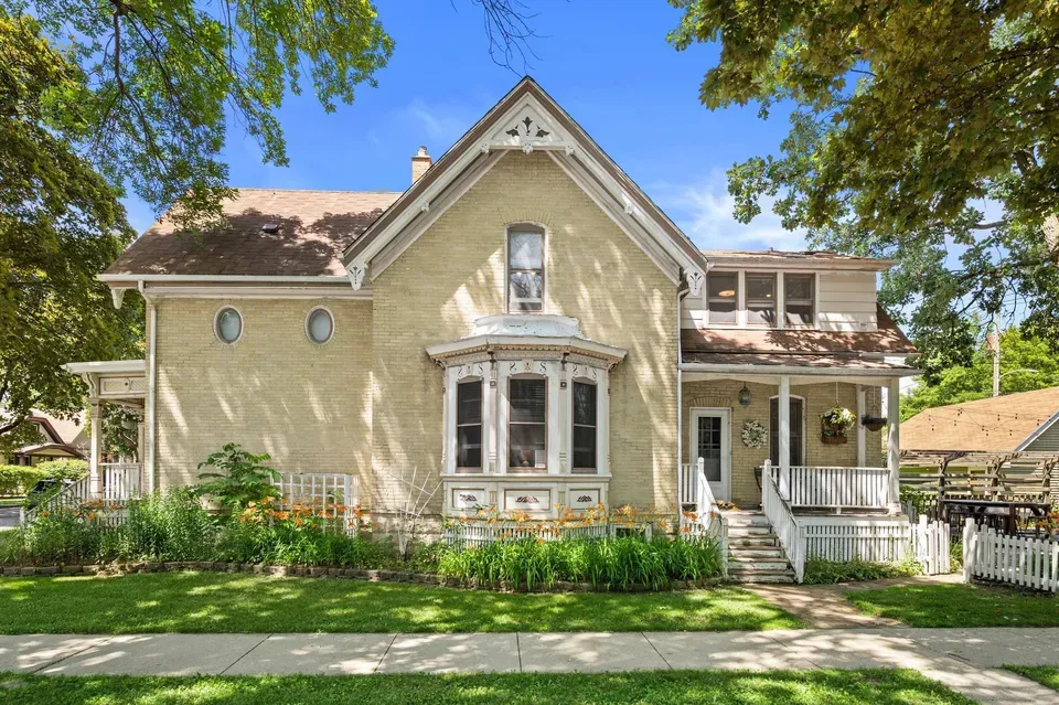 4 Bed 2 Bath Classic Historic Era Home in Milwaukee, WI - 1