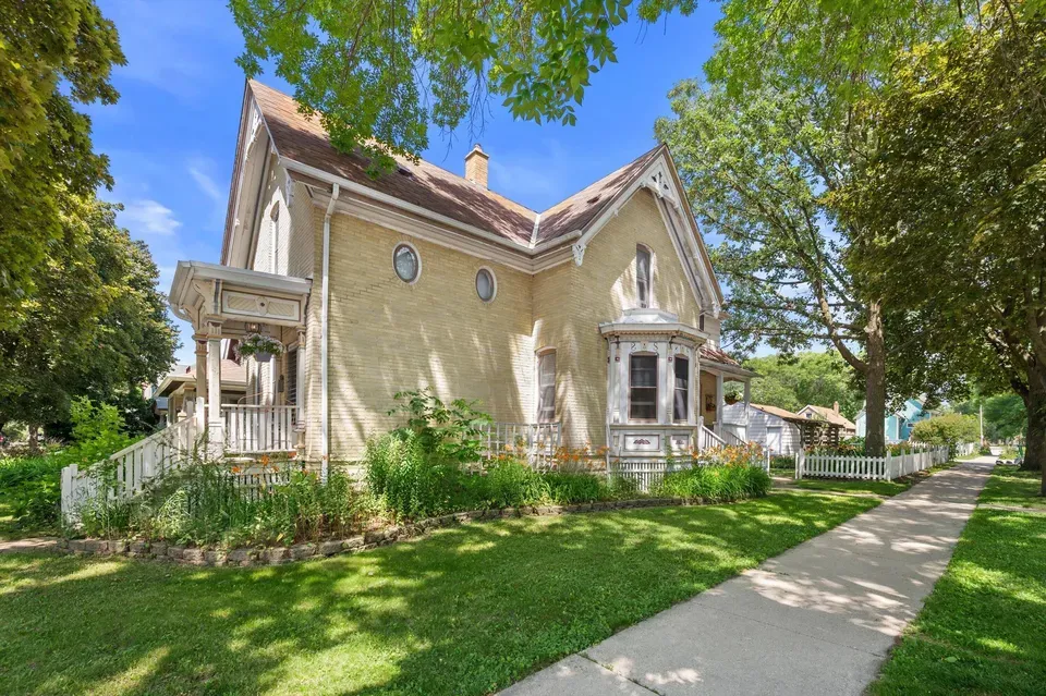 4 Bed 2 Bath Classic Historic Era Home in Milwaukee, WI - 2